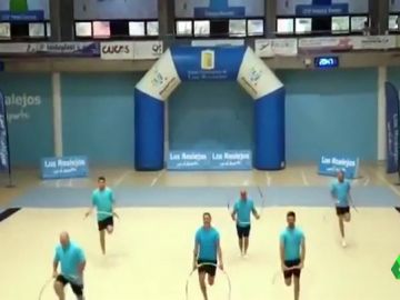 Imagen de padres haciendo gimnasia en homenaje a sus hijas Imagen de padres haciendo gimnasia en homenaje a sus hijas