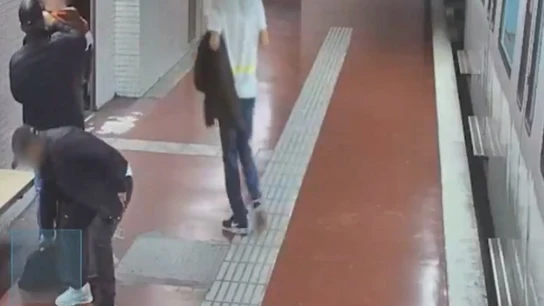 Dos hombres roban a un chico en el Metro de Barcelona Dos hombres roban a un chico en el Metro de Barcelona.