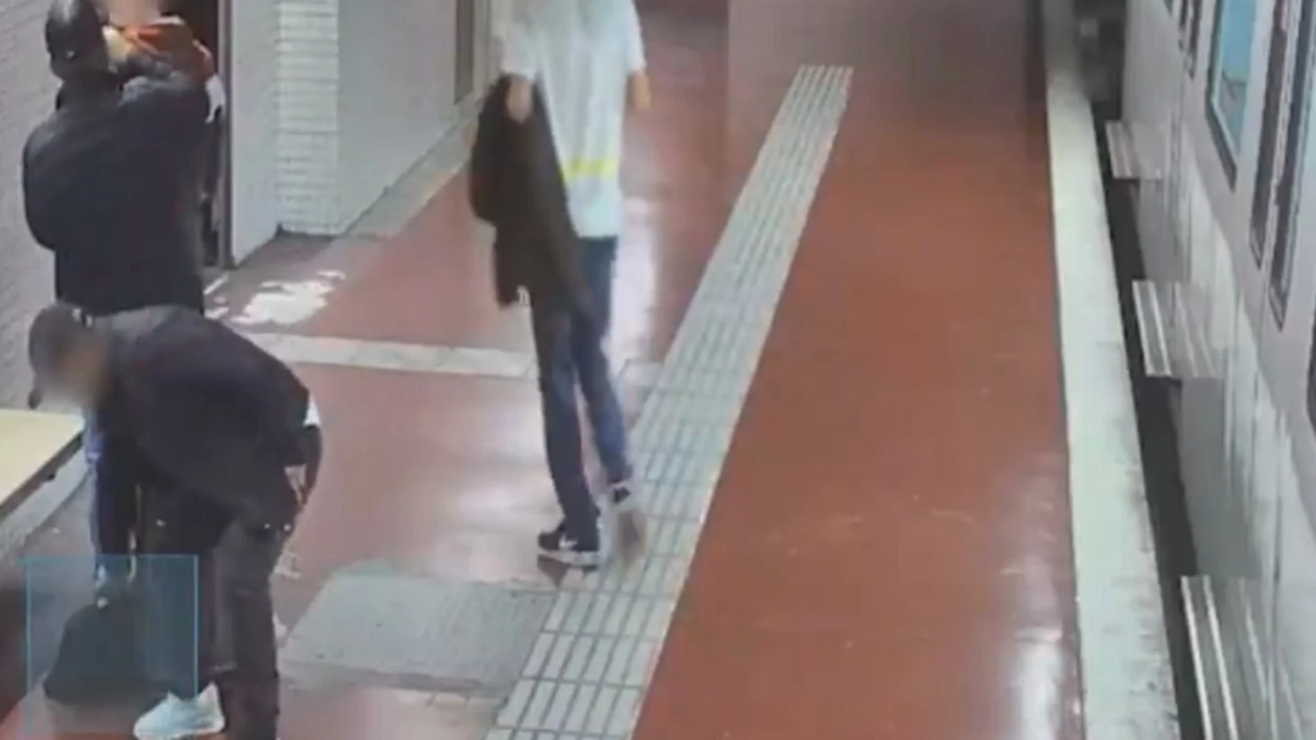 Dos hombres roban a un chico en el Metro de Barcelona