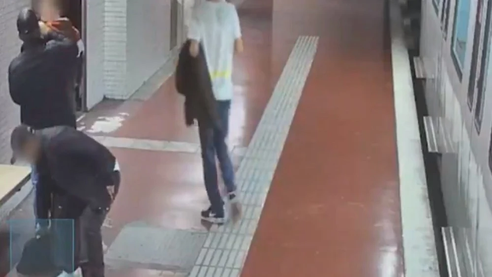 Dos hombres roban a un chico en el Metro de Barcelona.