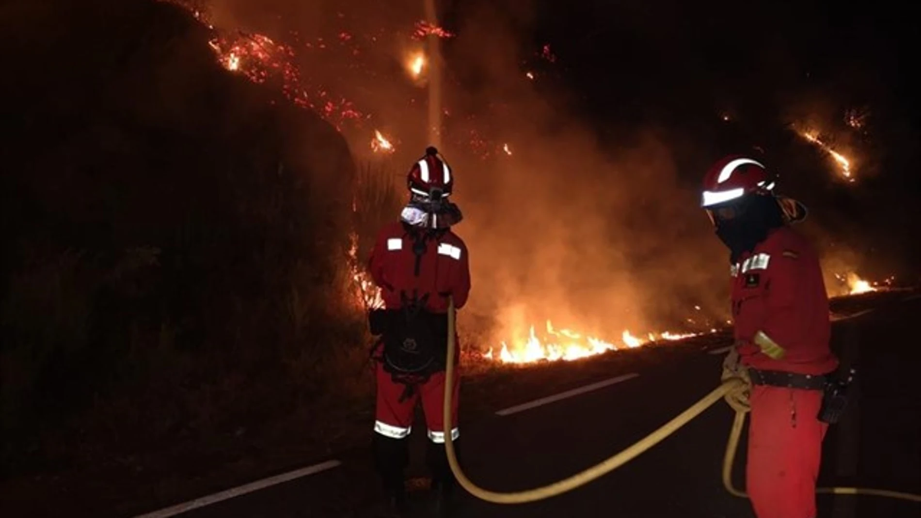 Extinción de las llamas en el incendio de Ávila.