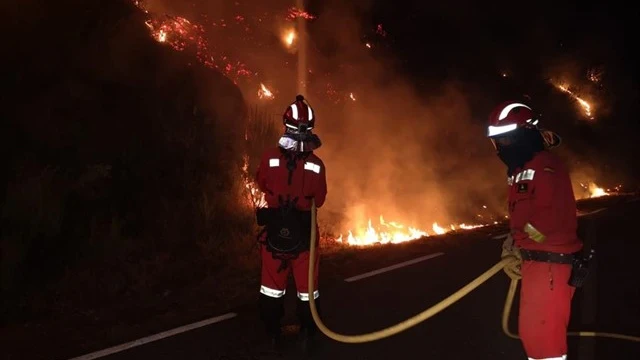 Extinción de las llamas en el incendio de Ávila.