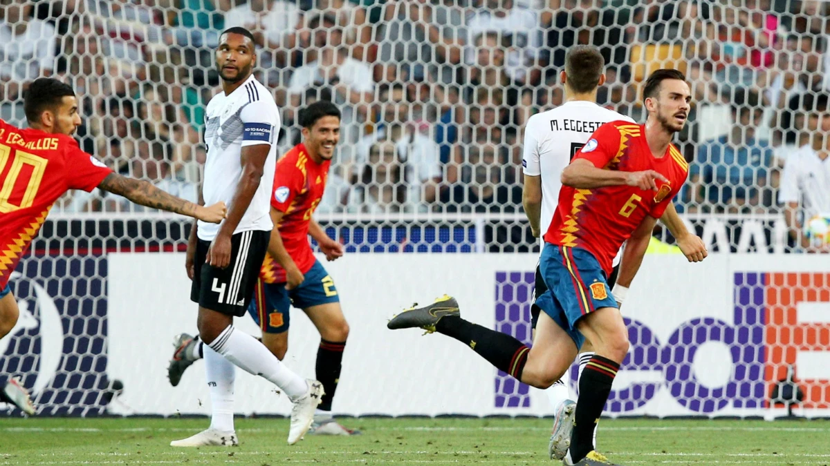 Fabián celebra un gol con España