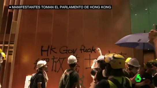 Tensión en Hong Kong: la Policía desaloja a los manifestantes del Parlamento tras tres horas de asalto Tensión en Hong Kong: la Policía desaloja a los manifestantes del Parlamento tras tres horas de asalto