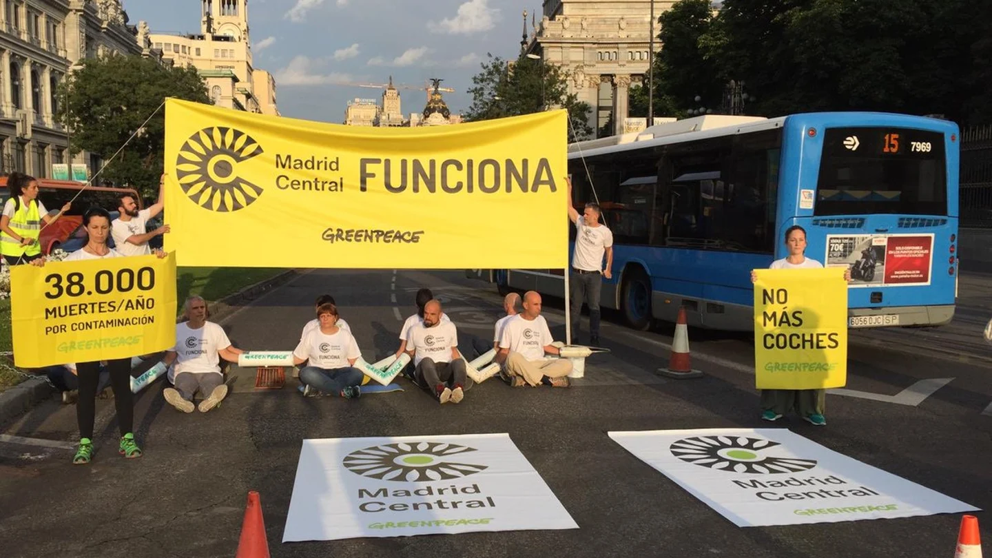 Un grupo de activistas de Greenpeace corta el acceso a Madrid Central Un grupo de activistas de Greenpeace corta el acceso a Madrid Central