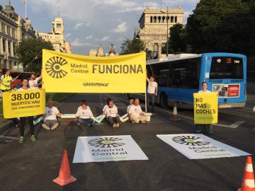 Un grupo de activistas de Greenpeace corta el acceso a Madrid Central Un grupo de activistas de Greenpeace corta el acceso a Madrid Central