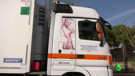 Un juez obliga a una empresa de camiones a retirar la imagen de una mujer desnuda de sus vehículos Un juez obliga a una empresa de camiones a retirar la imagen de una mujer desnuda de sus vehículos