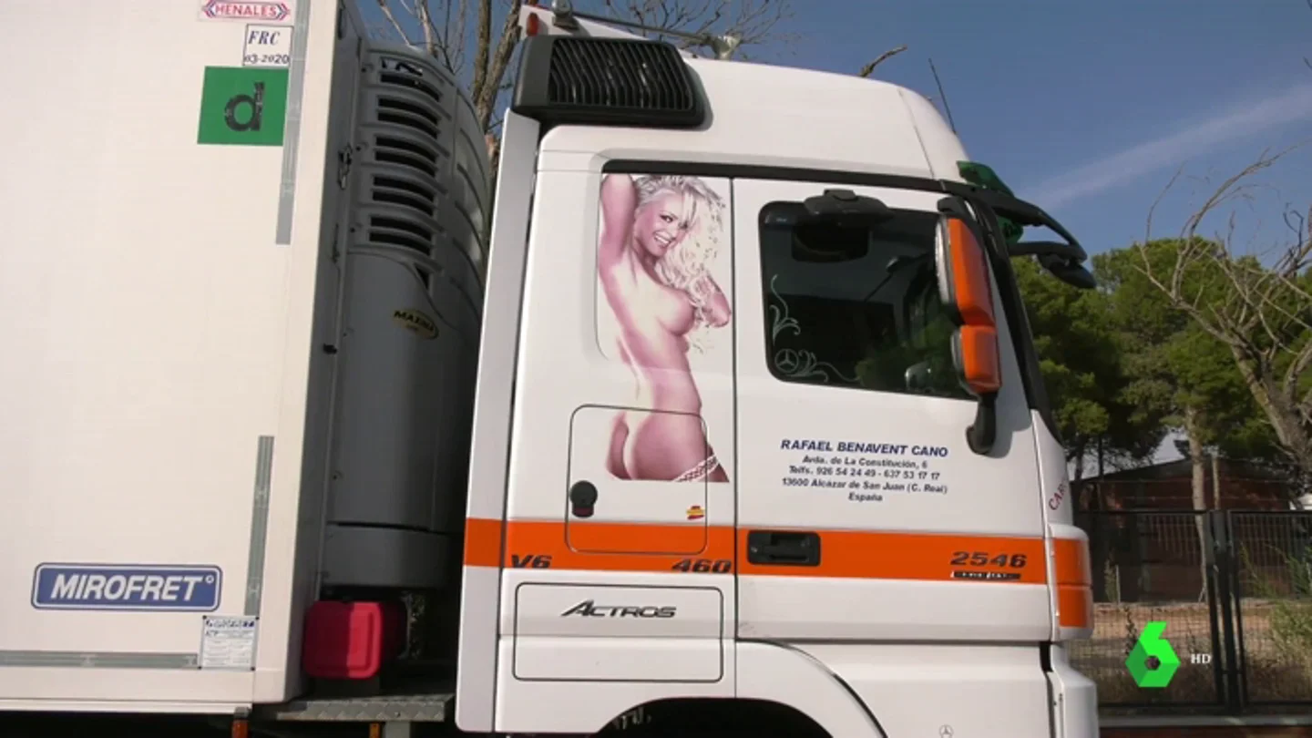 Un juez obliga a una empresa de camiones a retirar la imagen de una mujer desnuda de sus vehículos Un juez obliga a una empresa de camiones a retirar la imagen de una mujer desnuda de sus vehículos