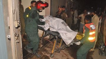 Retiran el cadáver de una de las víctimas después de que un hombre matara a nueve miembros de su familia en Multan