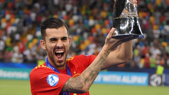 Ceballos, con el trofeo de campeón del Europeo sub-21 Ceballos, con el trofeo de campeón del Europeo sub-21