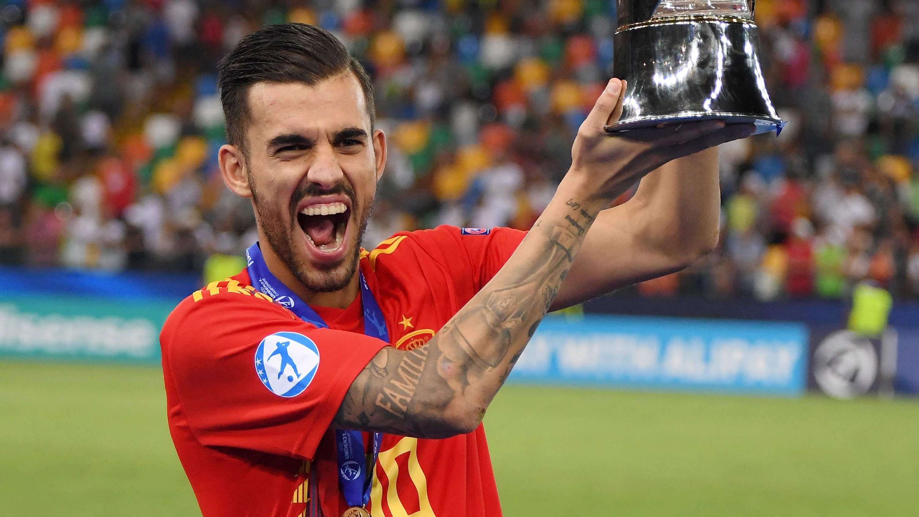 Ceballos, con el trofeo de campeón del Europeo sub-21