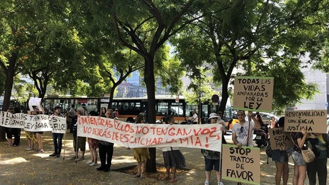 Protestas a las puertas de los juzgados en defensa de Sota