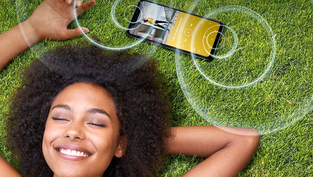 Su sonido estéreo emana de la pantalla