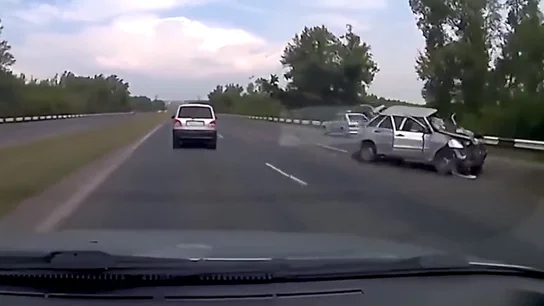 El peligroso "efecto vieja del visillo" del que alerta la Guardia Civil: así puede convertirse en múltiple un accidente de coche El peligroso "efecto vieja del visillo" del que alerta la Guardia Civil: así puede convertirse en múltiple un accidente de coche