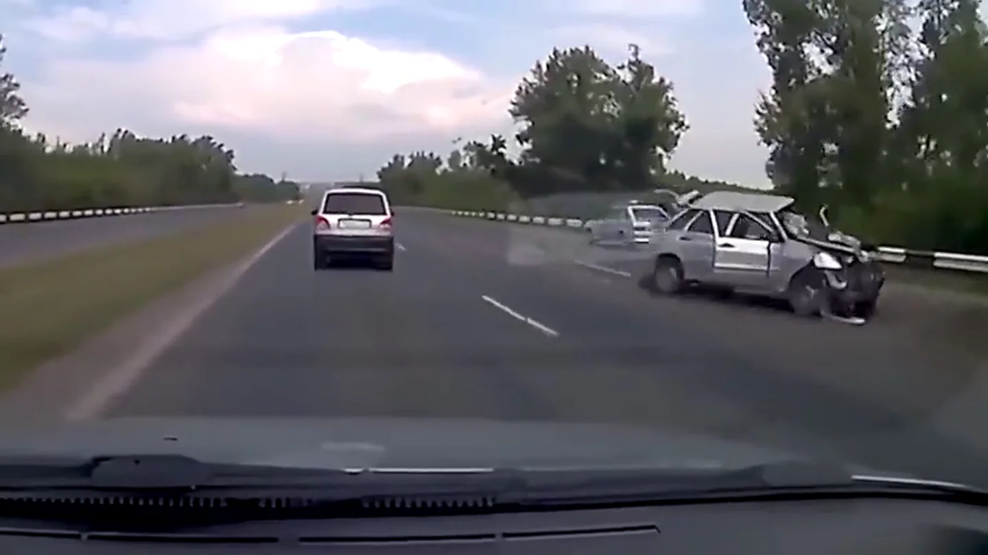 El peligroso "efecto vieja del visillo" del que alerta la Guardia Civil: así puede convertirse en múltiple un accidente de coche El peligroso "efecto vieja del visillo" del que alerta la Guardia Civil: así puede convertirse en múltiple un accidente de coche