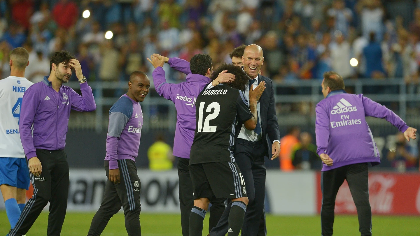Marcelo se abraza con Zidane Marcelo se abraza con Zidane