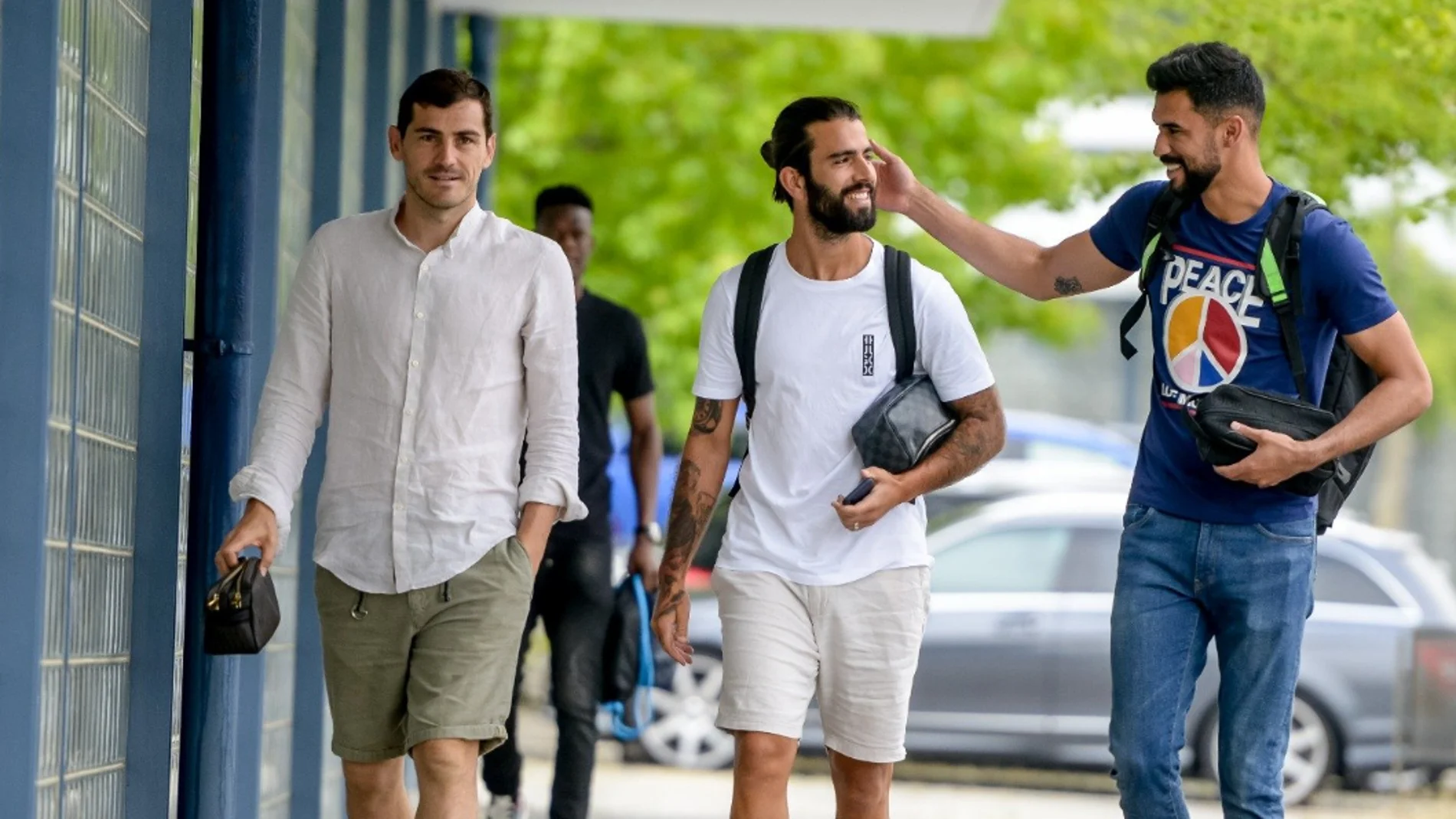 Iker Casillas llegando a la ciudad deportiva del Oporto con sus compañeros