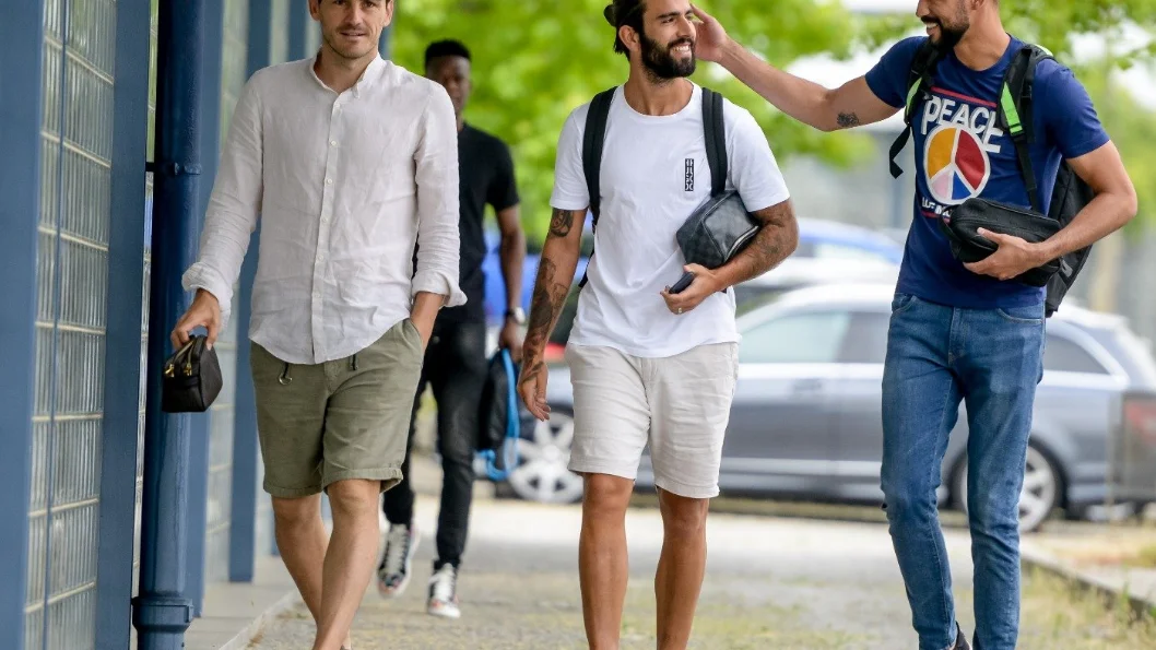 Iker Casillas llegando a la ciudad deportiva del Oporto con sus compañeros