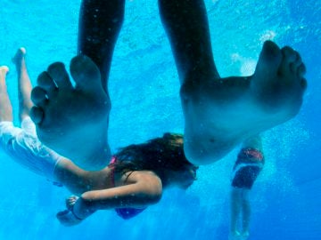 Menores bañándose en una piscina Menores bañándose en una piscina