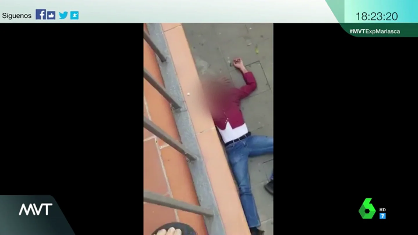 Muletas y cinturones contra machetes: las inquietantes imágenes de una reyerta en Barcelona Muletas y cinturones contra machetes: las inquietantes imágenes de una reyerta en Barcelona