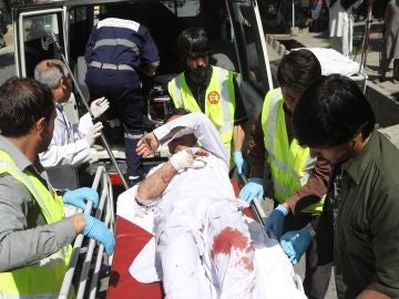 Un herido es trasladado a un hospital tras una explosión en Kabul, Afganistán) Un herido es trasladado a un hospital tras una explosión en Kabul, Afganistán)