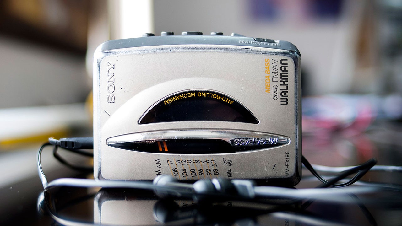 La vuelta de las cintas de cassette con un walkman portátil