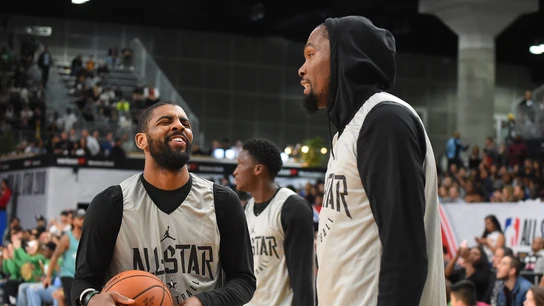 Irving y Durant hablar durante un All Star Irving y Durant hablar durante un All Star