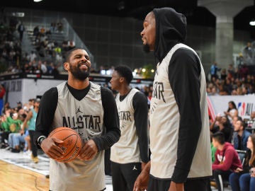 Irving y Durant hablar durante un All Star Irving y Durant hablar durante un All Star