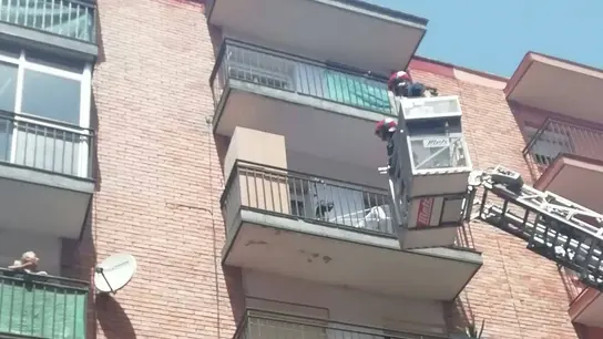 Los bomberos tratan de rescatar a un perro que se encuentra atado al balcón en un día de temperaturas muy altas. Los bomberos tratan de rescatar a un perro que se encuentra atado al balcón en un día de temperaturas muy altas.