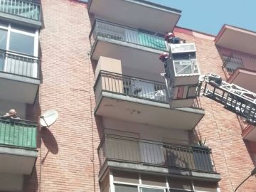 Los bomberos tratan de rescatar a un perro que se encuentra atado al balcón en un día de temperaturas muy altas. Los bomberos tratan de rescatar a un perro que se encuentra atado al balcón en un día de temperaturas muy altas.