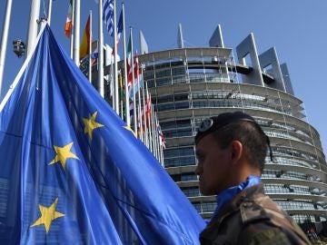 Alzamiento de la bandera europea frente al edificio Louise Weiss, sede del Parlamento Europeo Alzamiento de la bandera europea frente al edificio Louise Weiss, sede del Parlamento Europeo