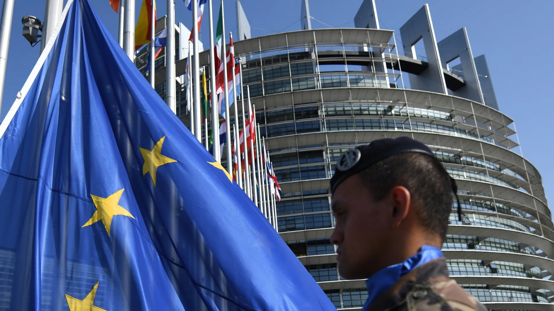 Alzamiento de la bandera europea frente al edificio Louise Weiss, sede del Parlamento Europeo