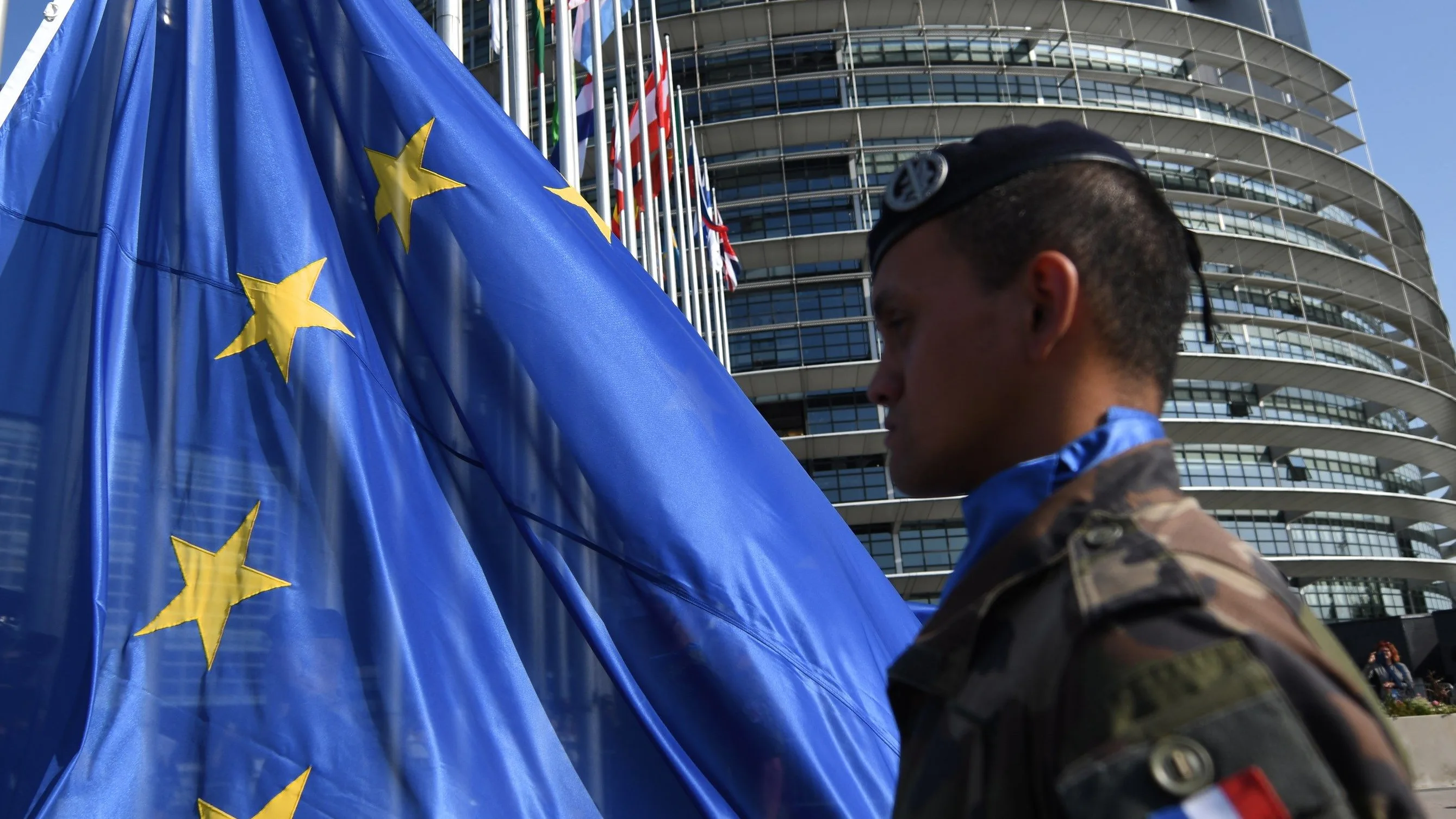 Alzamiento de la bandera europea frente al edificio Louise Weiss, sede del Parlamento Europeo