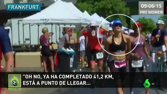 La terrible imagen del Ironman de Frankfurt: una triatleta colapsa a un kilómetro de la meta La terrible imagen del Ironman de Frankfurt: una triatleta colapsa a un kilómetro de la meta