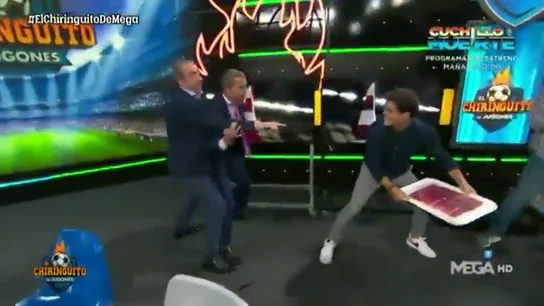 ¡Momentazo en 'El Chiringuito'! El 'pilla-pilla' a Cristóbal Soria en su cumpleaños ¡Momentazo en 'El Chiringuito'! El 'pilla-pilla' a Cristóbal Soria en su cumpleaños
