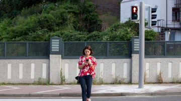 El peligro de los 'peatones zombis' para la seguridad vial está obligando a muchos municipios a implantar un sistema de semáforos a pie de acera El peligro de los 'peatones zombis' para la seguridad vial está obligando a muchos municipios a implantar un sistema de semáforos a pie de acera