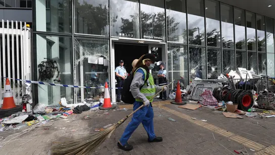 Funcionarios limpian los alrededores del Consejo Legislativo después de que manifestantes irrumpieran en el edificio, en Hong Kong Funcionarios limpian los alrededores del Consejo Legislativo después de que manifestantes irrumpieran en el edificio, en Hong Kong
