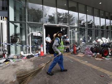 Funcionarios limpian los alrededores del Consejo Legislativo después de que manifestantes irrumpieran en el edificio, en Hong Kong Funcionarios limpian los alrededores del Consejo Legislativo después de que manifestantes irrumpieran en el edificio, en Hong Kong