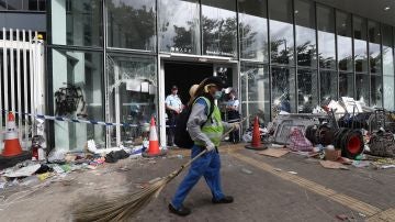 Funcionarios limpian los alrededores del Consejo Legislativo después de que manifestantes irrumpieran en el edificio, en Hong Kong