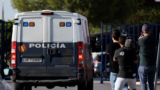 El furgón de Policía que trasladó a La Manada de los sanfermines al centro penitenciario de Sevilla El furgón de Policía que trasladó a La Manada de los sanfermines al centro penitenciario de Sevilla
