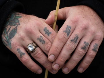 Un hombre con tatuajes Un hombre con tatuajes