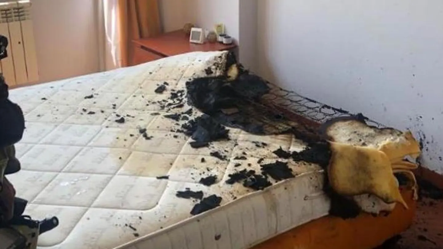 Estado en el que quedó el colchón después de que explotase el cargador Estado en el que quedó el colchón después de que explotase el cargador