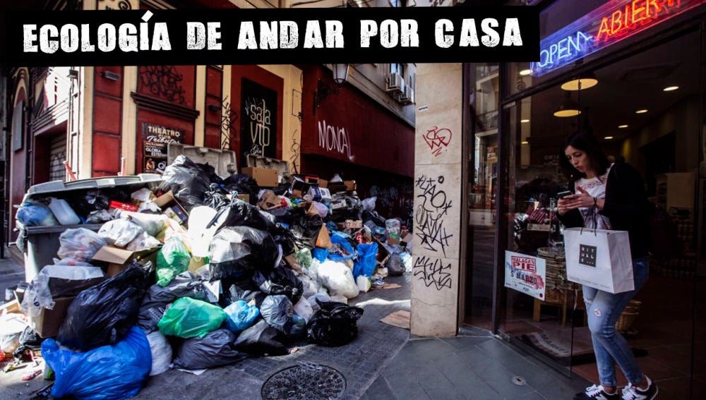 Contenedor de basura durante una huelga de recogida en Málaga