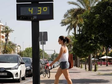 Termómetro marca 43 grados