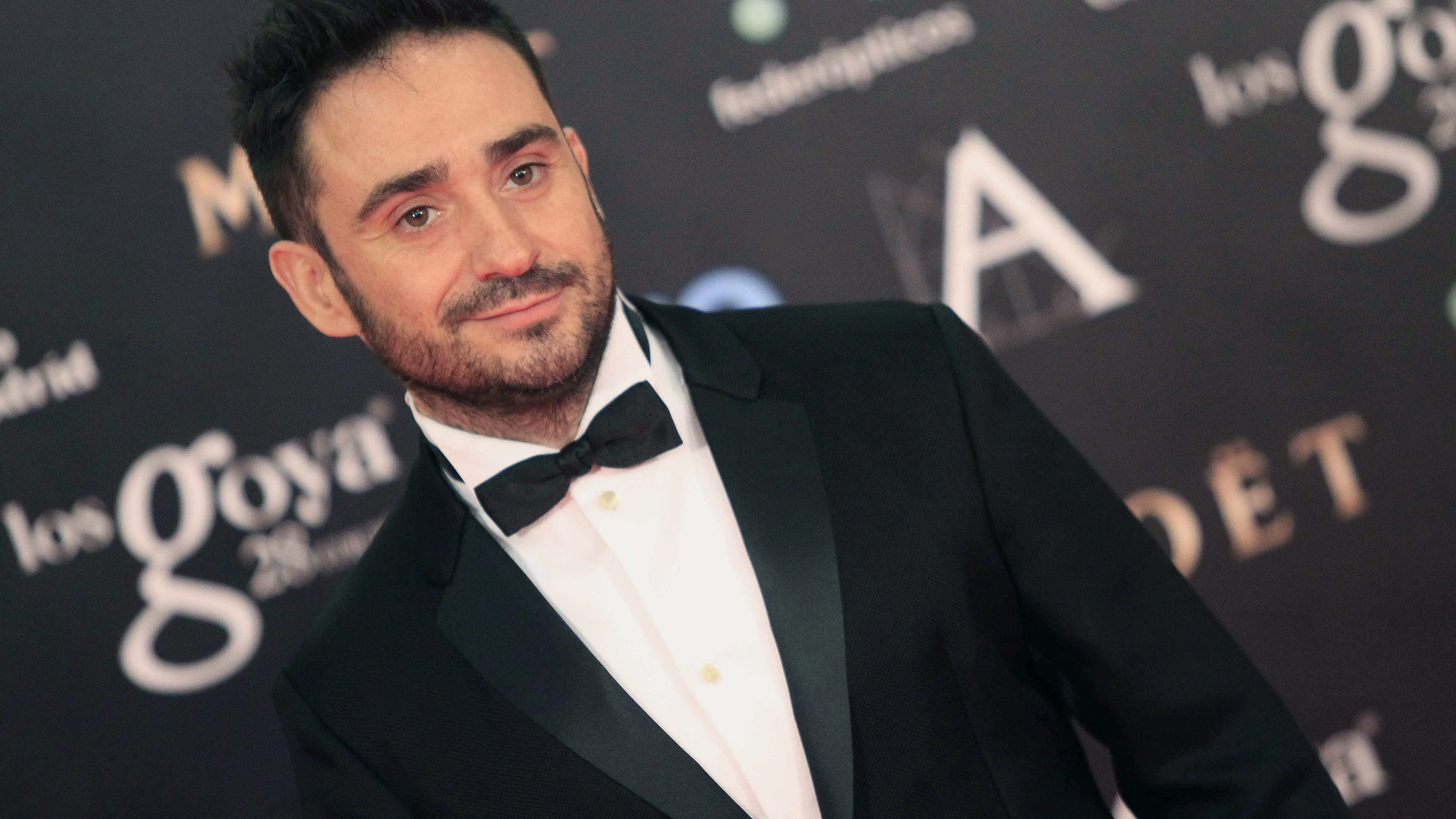 Juan Antonio Bayona en la alfombra roja de los Premios Goya. 