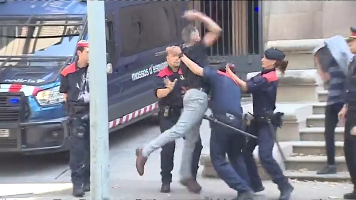 El tío de la víctima de 'La Manada de Manresa' intenta agredir a los acusados: "Te voy a matar" El tío de la víctima de 'La Manada de Manresa' intenta agredir a los acusados: "Te voy a matar"