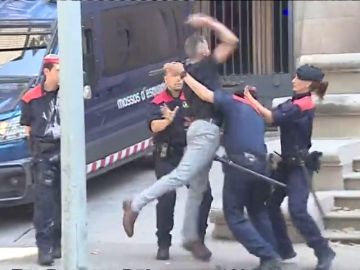 El tío de la víctima de &#39;La Manada de Manresa&#39; intenta agredir a los acusados: &quot;Te voy a matar&quot;
