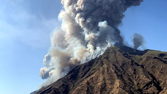 Un muerto y un herido en la explosión del volcán italiano Estrómboli Un muerto y un herido en la explosión del volcán italiano Estrómboli