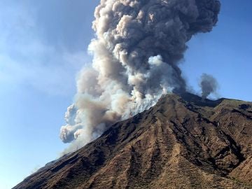 Un muerto y un herido en la explosión del volcán italiano Estrómboli Un muerto y un herido en la explosión del volcán italiano Estrómboli