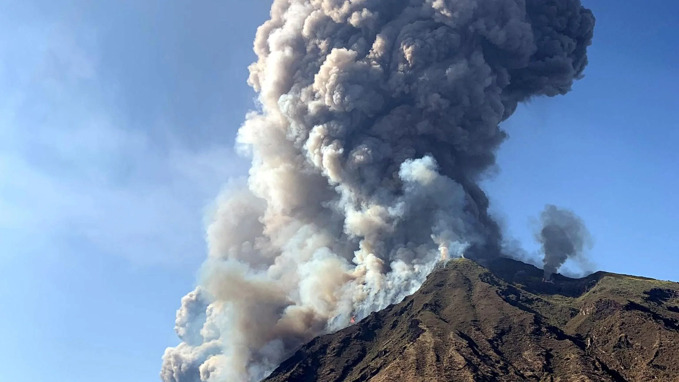 Un muerto y un herido en la explosión del volcán italiano Estrómboli 